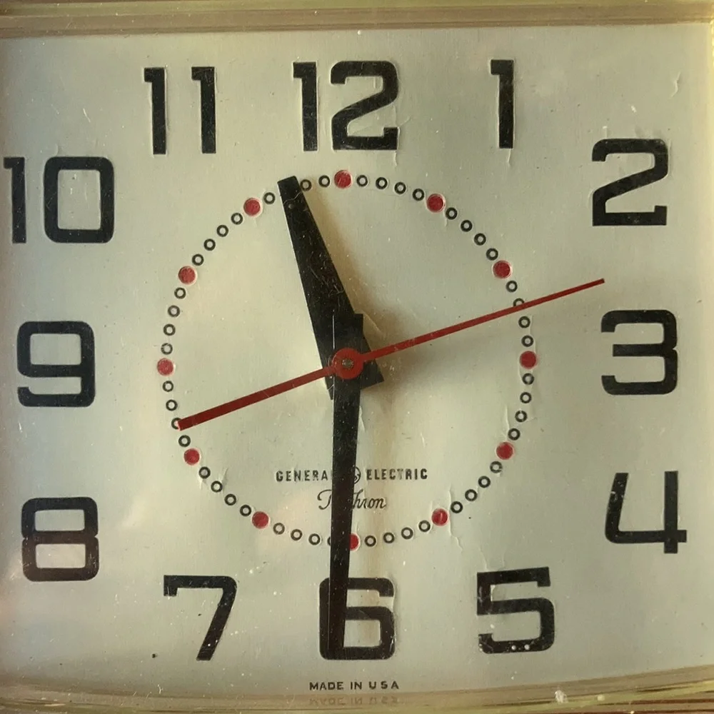 VINTAGE G.E. TELECHRON MODEL 2H1108 RED ELECTRIC WALL CLOCK-TESTED.